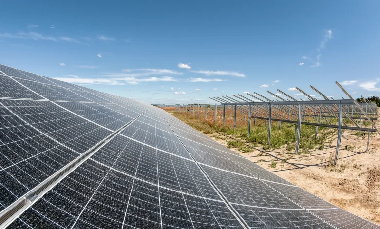 Symbolbild: Die Bauarbeiten am Solarpark als erstem Teil des Energieparks in Gundelsheim haben begonnen. Quelle: EnBW / Paul-Langrock.de